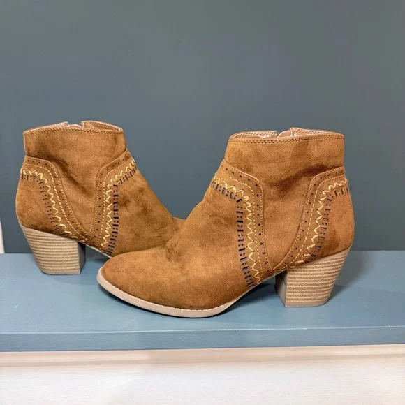 Qupid Brown Embroidered Faux Suede Boho Block Heel Ankle Boots Size 7 - Picture 2 of 13